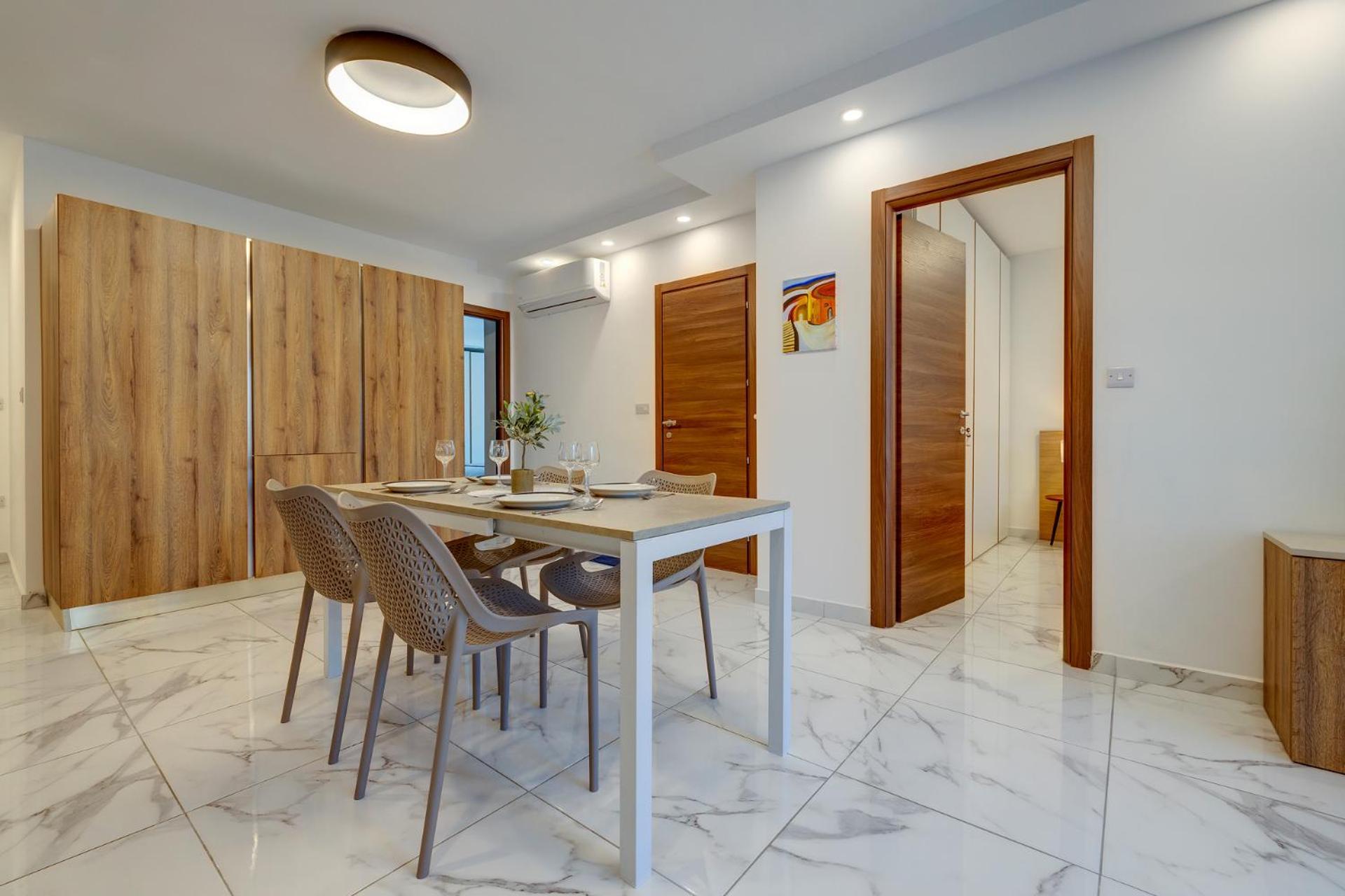 Stylish 2br Getaway Steps From The Promenade *